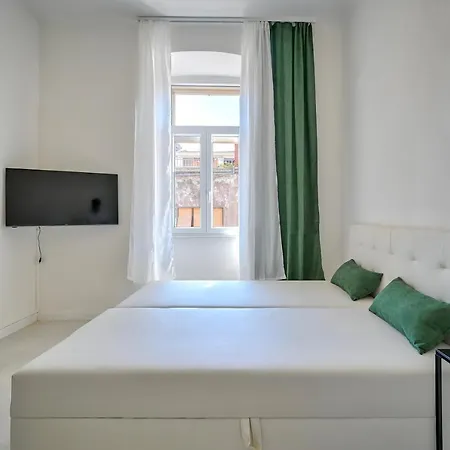 Collins Emerald Center Appartement *