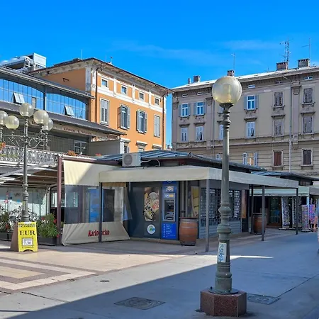 Collins Emerald Center Apartament