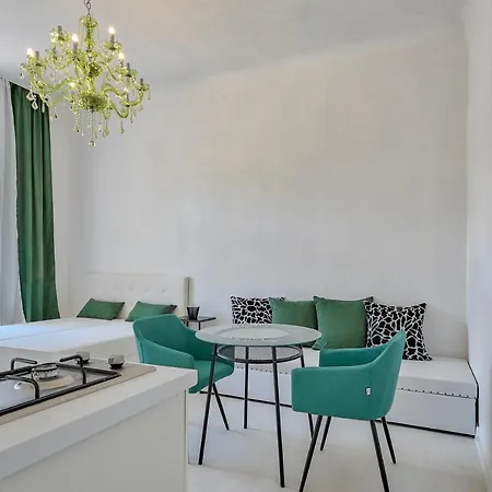 Collins Emerald Center Apartament *