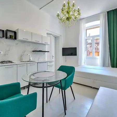 Collins Emerald Center Pula