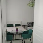 Collins Emerald Center דירה *