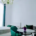 Collins Emerald Center דירה פולה