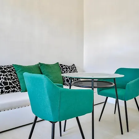 Collins Emerald Center פולה