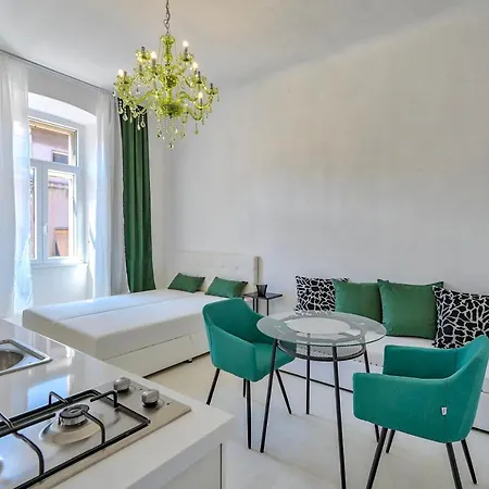 Collins Emerald Center アパート