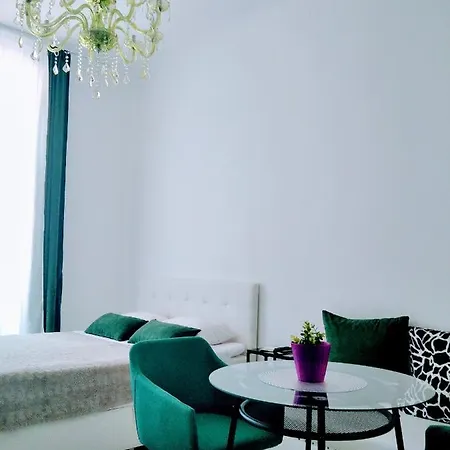 Collins Emerald Center アパート プーラ