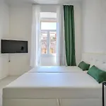Collins Emerald Center Appartement *